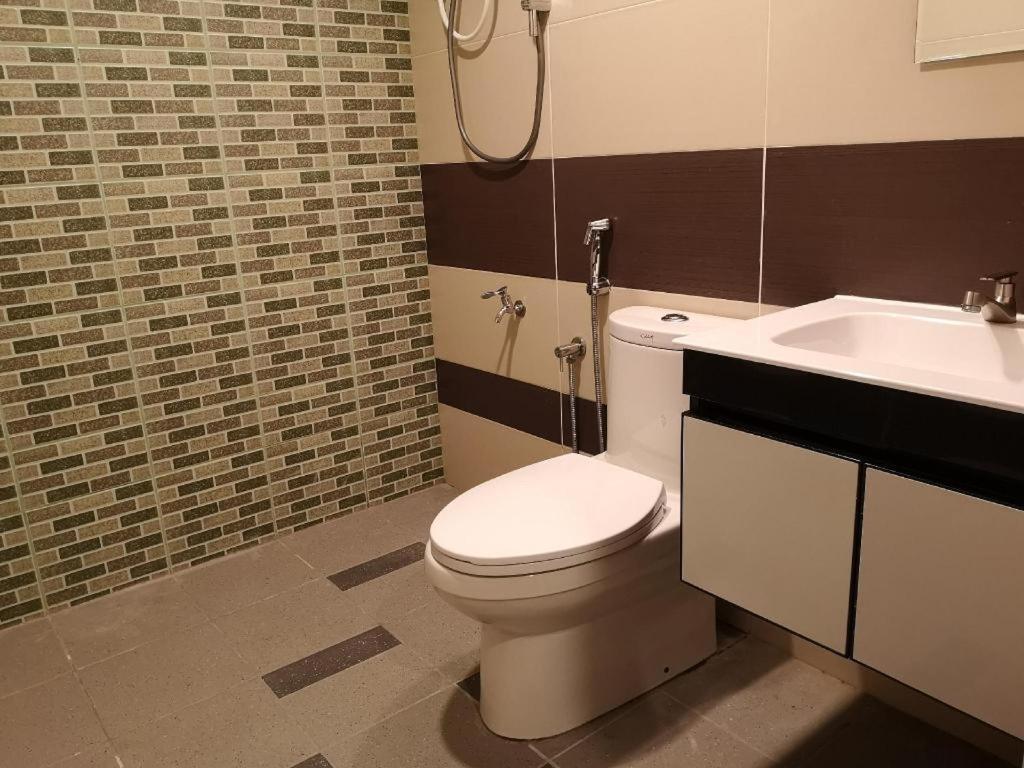Monaco Boutique Hotel Sadong Jaya Kota Kinabalu Bagian luar foto